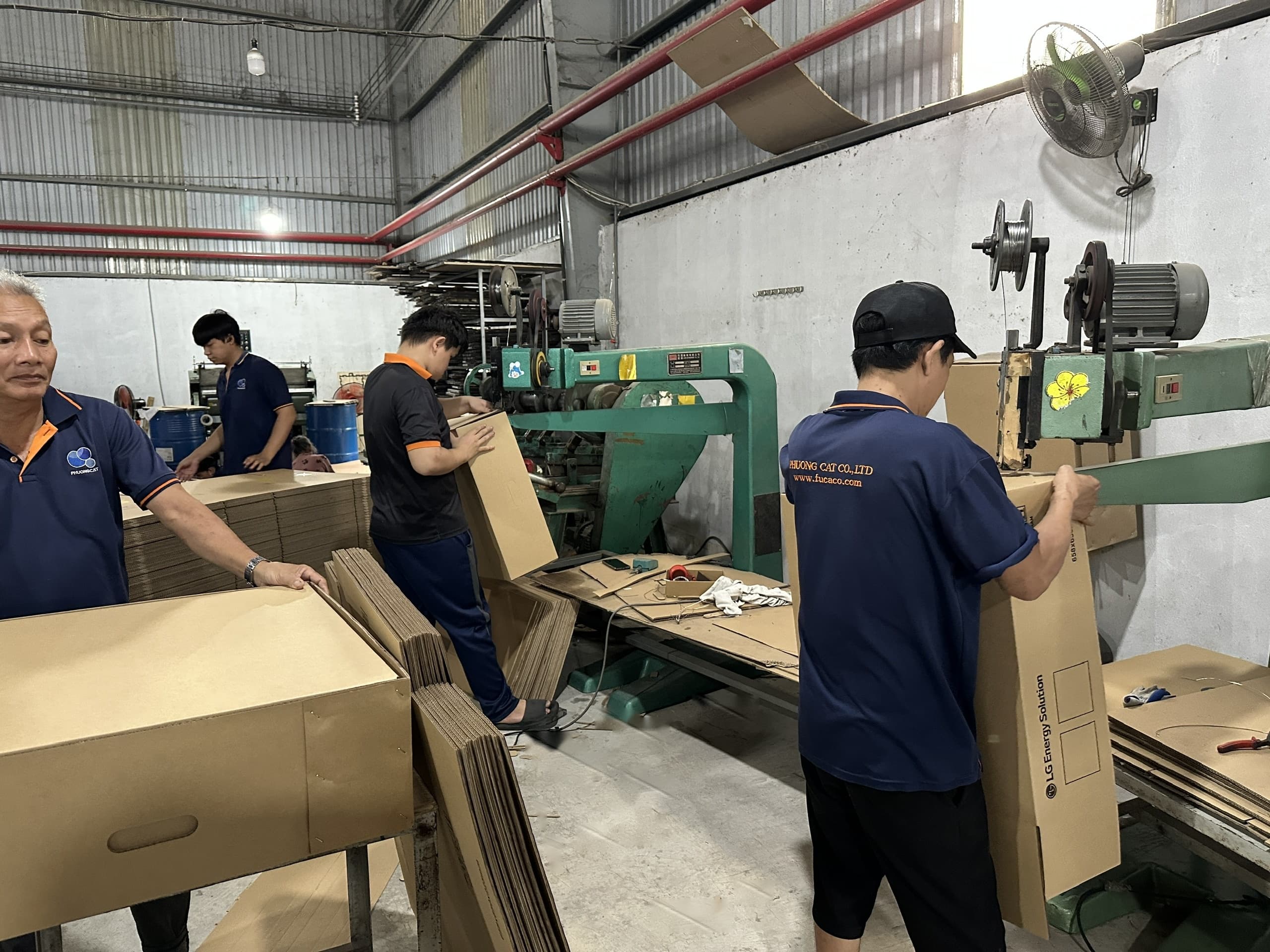 Nhân viên Phuong Cat gia công và hoàn thiện thùng carton tại nhà xưởng
