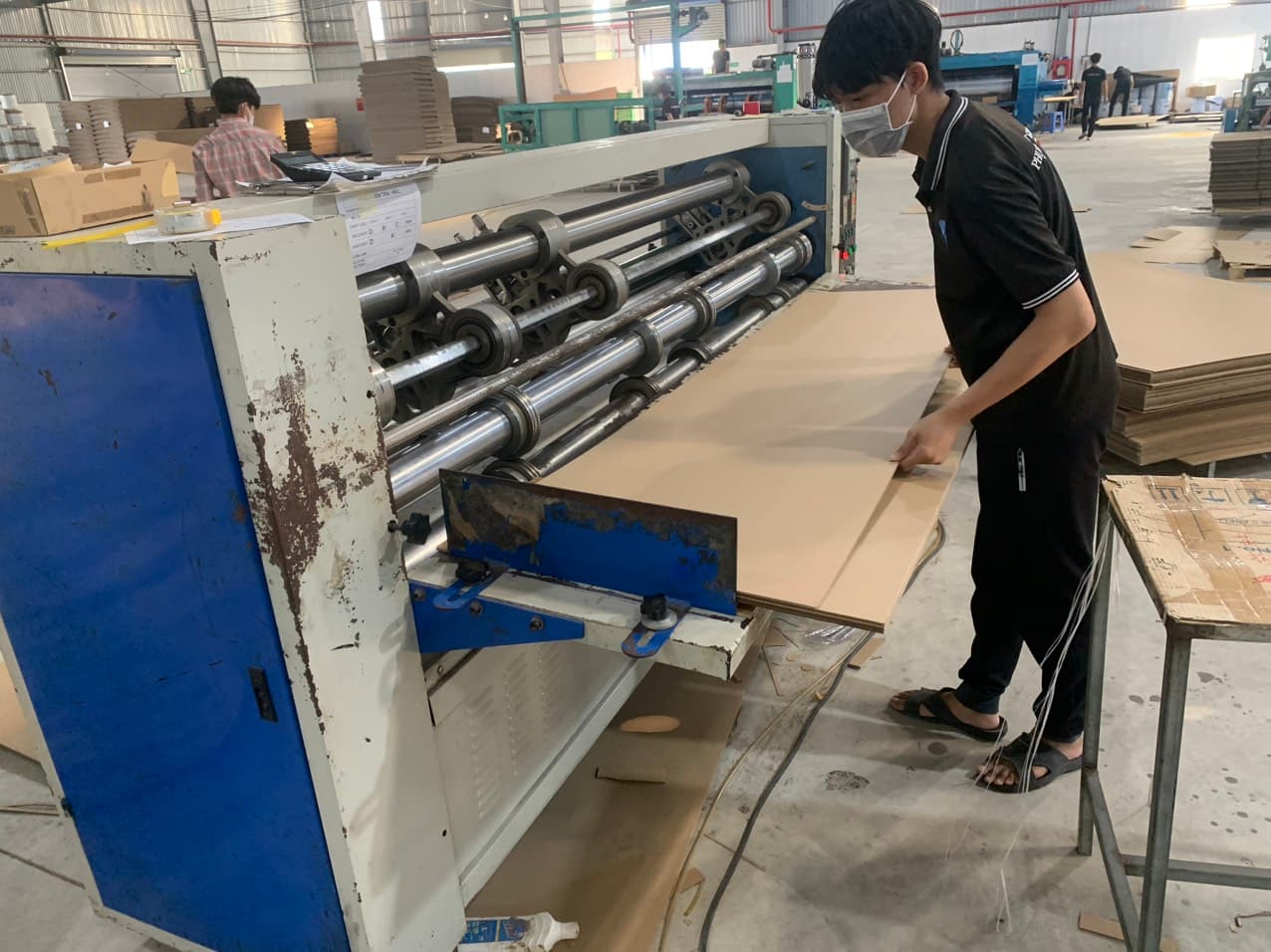 Staff operating carton paper slitting machine 2 at the Phuong Cat factory