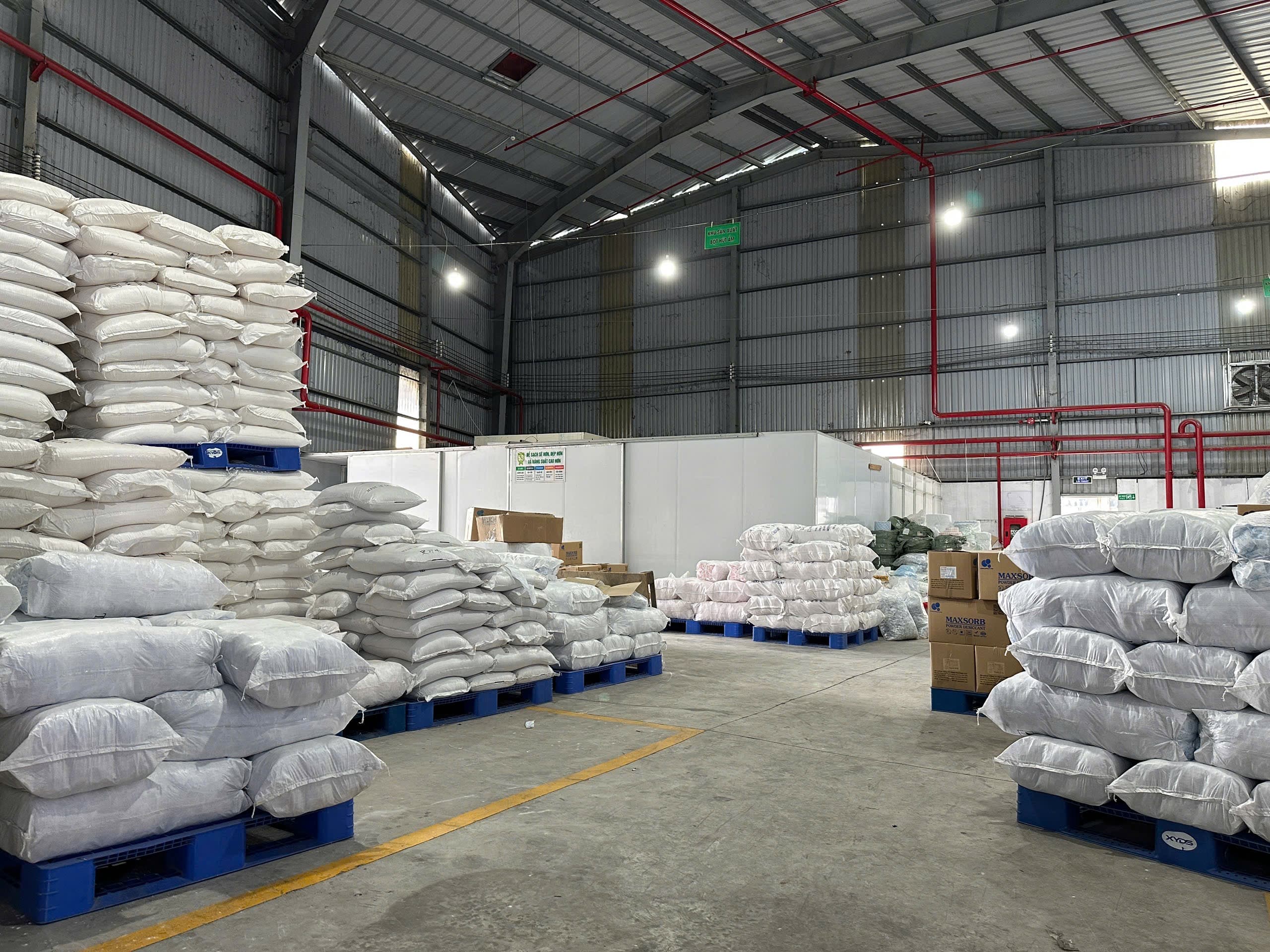 Bags of desiccant products neatly arranged on pallets in the Phuong Cat finished-goods store