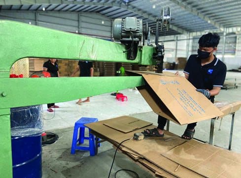 Công nhân vận hành máy bế thùng carton