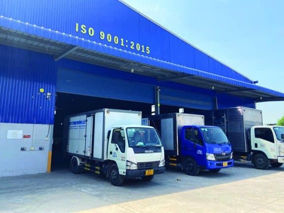 Xe tải giao hàng tại khu vực kho của nhà xưởng