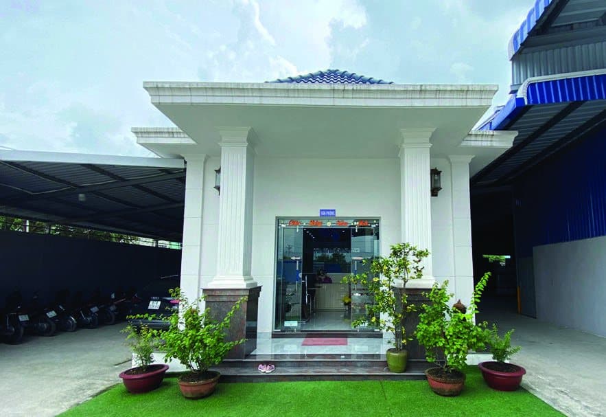 Cổng vào nhà xưởng FUCACO với mái xanh và sân trước
